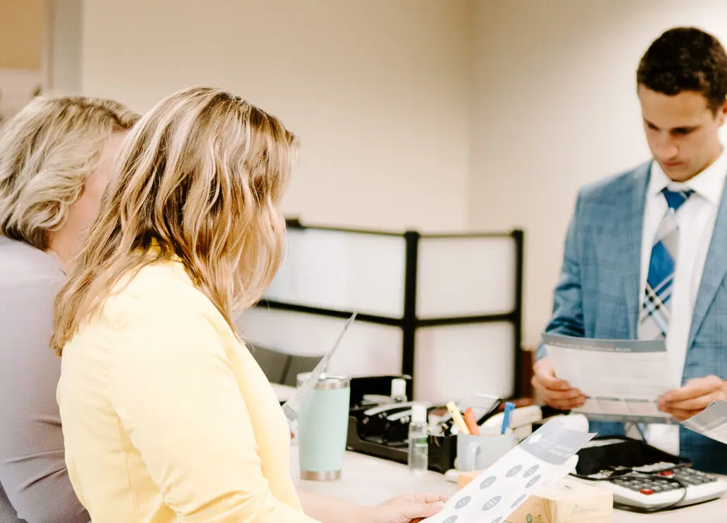 Laurent, Miranda, Cory et Ed en discussion